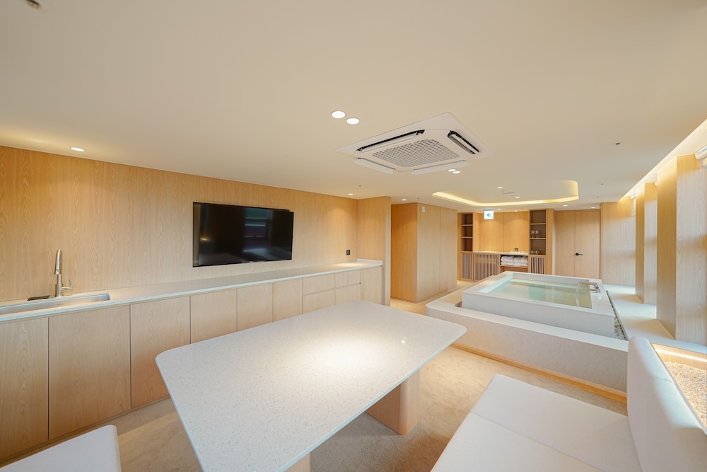 UH Suite The Coex 40/50
