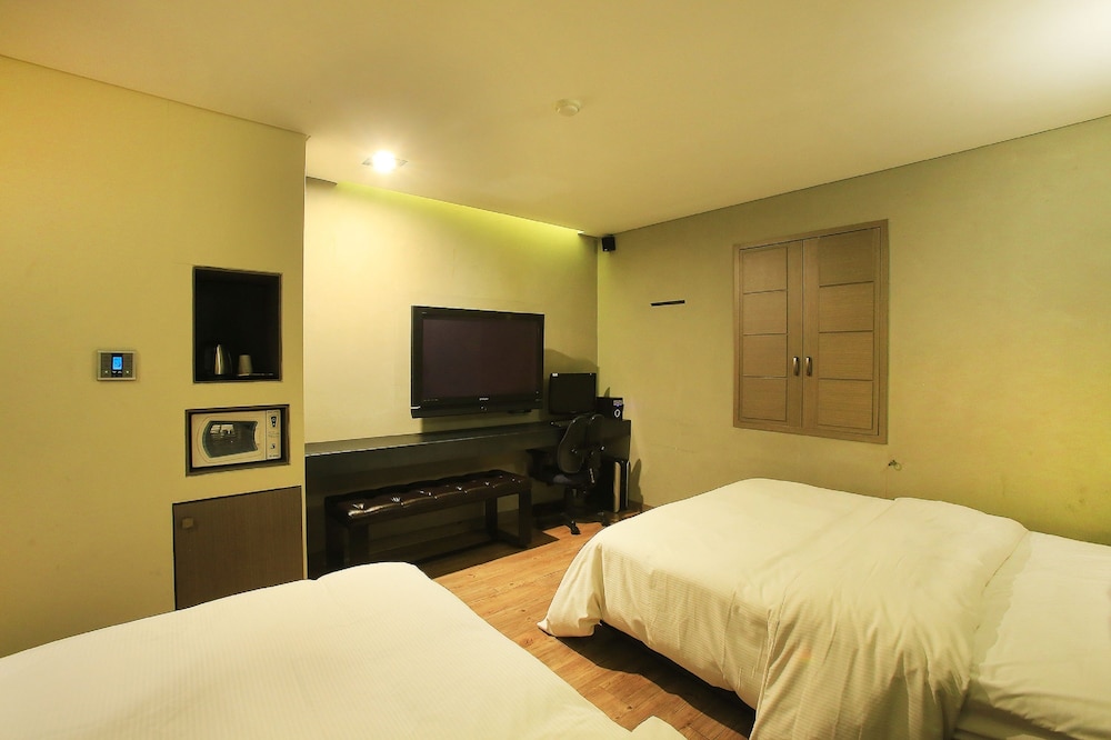 TARA HOTEL 17/40