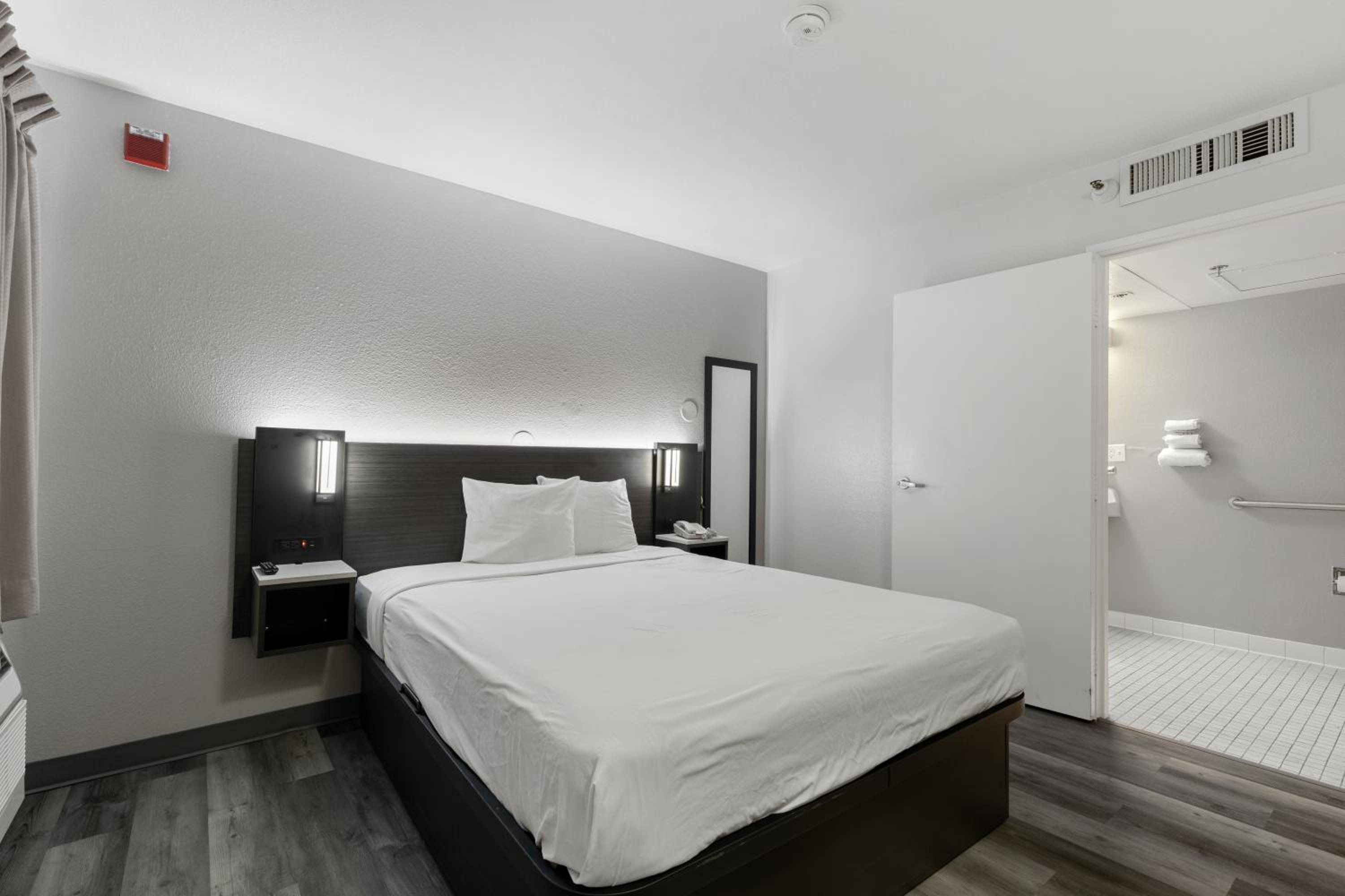 1 Queen Bed ADA/RI Shower/Mini Fridge, Motel6 Oceanside, CA 8/10