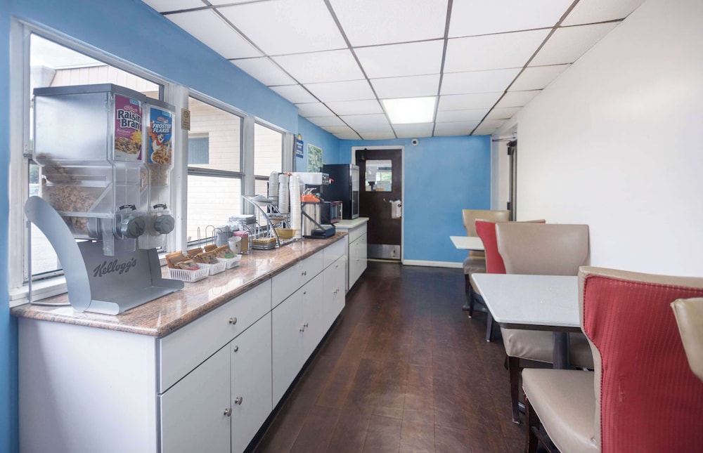 Days Inn by Wyndham Hicksville Long Island 15/20