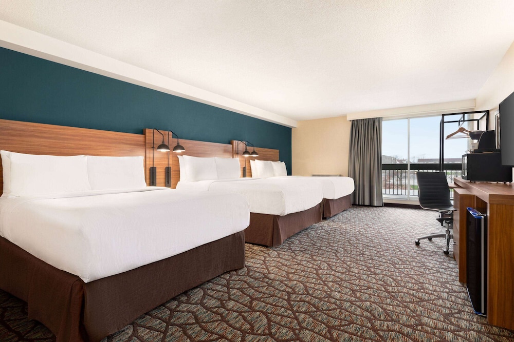 Tower, Deluxe, 3 Queen Beds, City View, Balcony