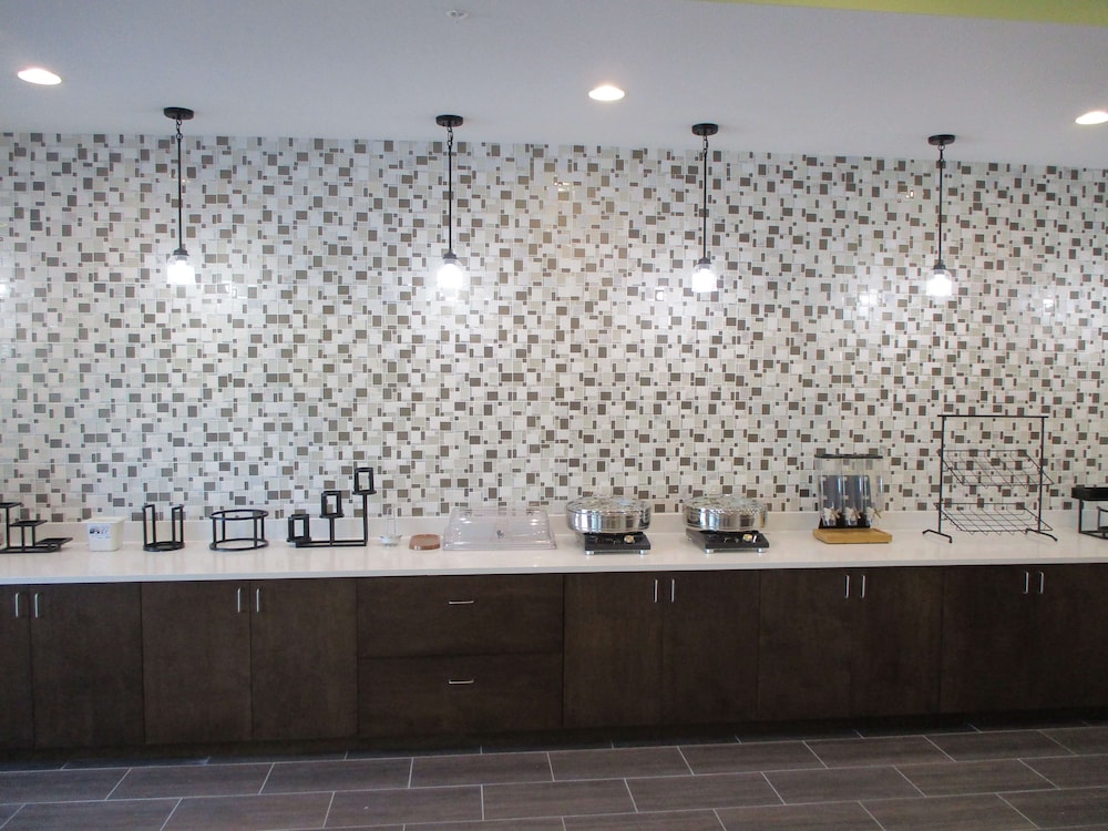 La Quinta Inn & Suites by Wyndham Jackson/Cape Girardeau 5/51