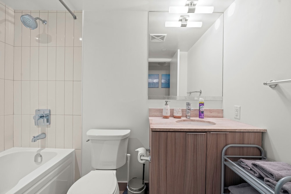 شقة حصرية بسرير كوين بإطلالة على المتنزه بشرفة بغرفة نوم واحدة مع أريكة، The Britt Condos in Downtown Toronto 4/4