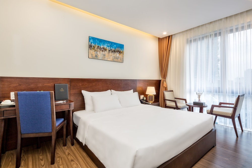 Executive, Queen Bed, City View