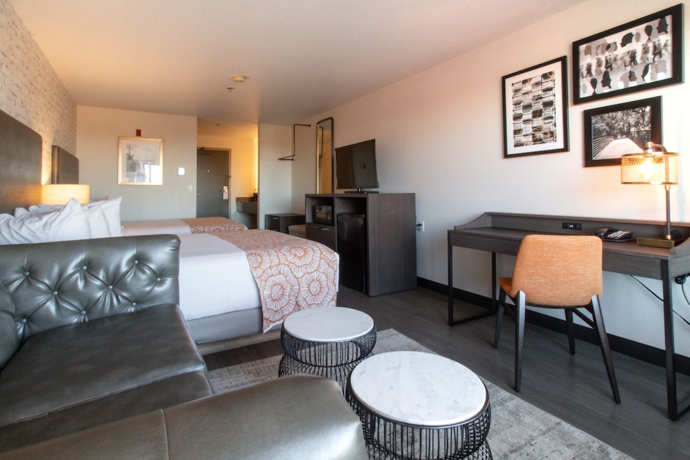 Oxford Suites Chico 38/56