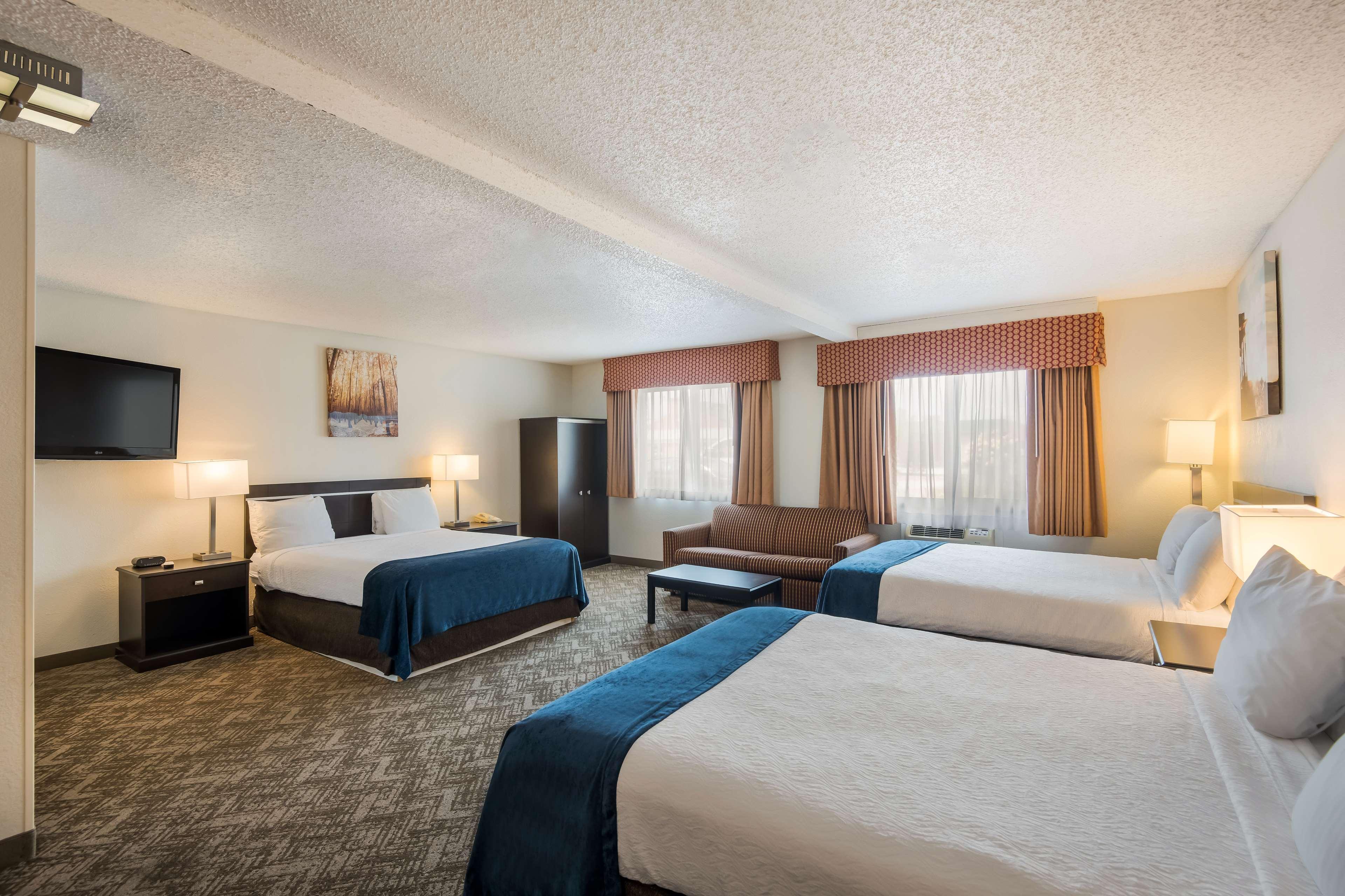 Mini, Suite, 3 Queen Beds, with Extra Queen Bed, Sofa
