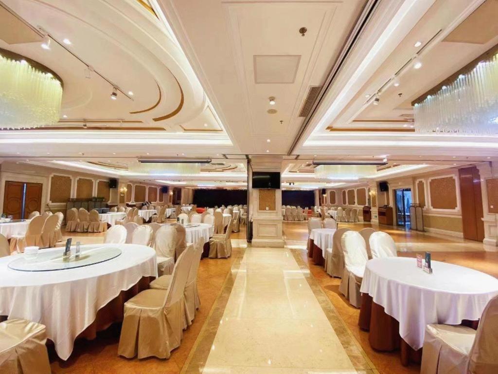Vienna International Hotel (Shenzhen North Railway Station) 35/54