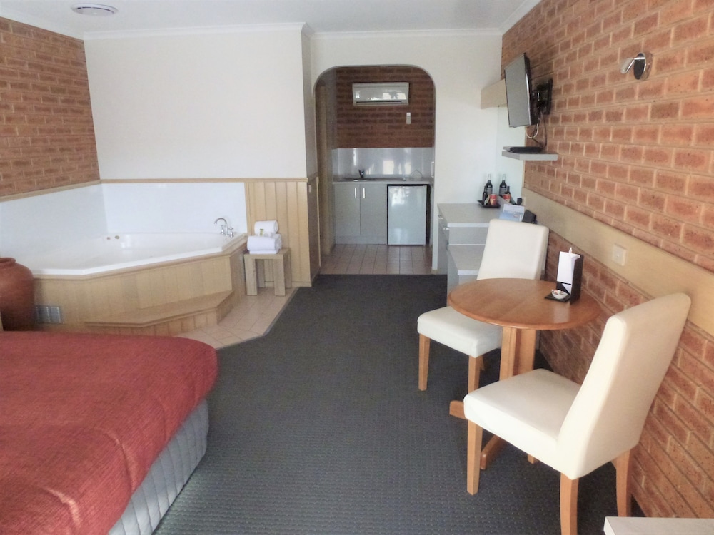 Colonial Motor Inn Bairnsdale 12/37