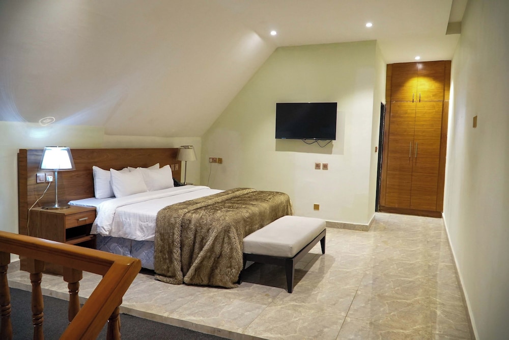 DIPLOMAT, SUITE