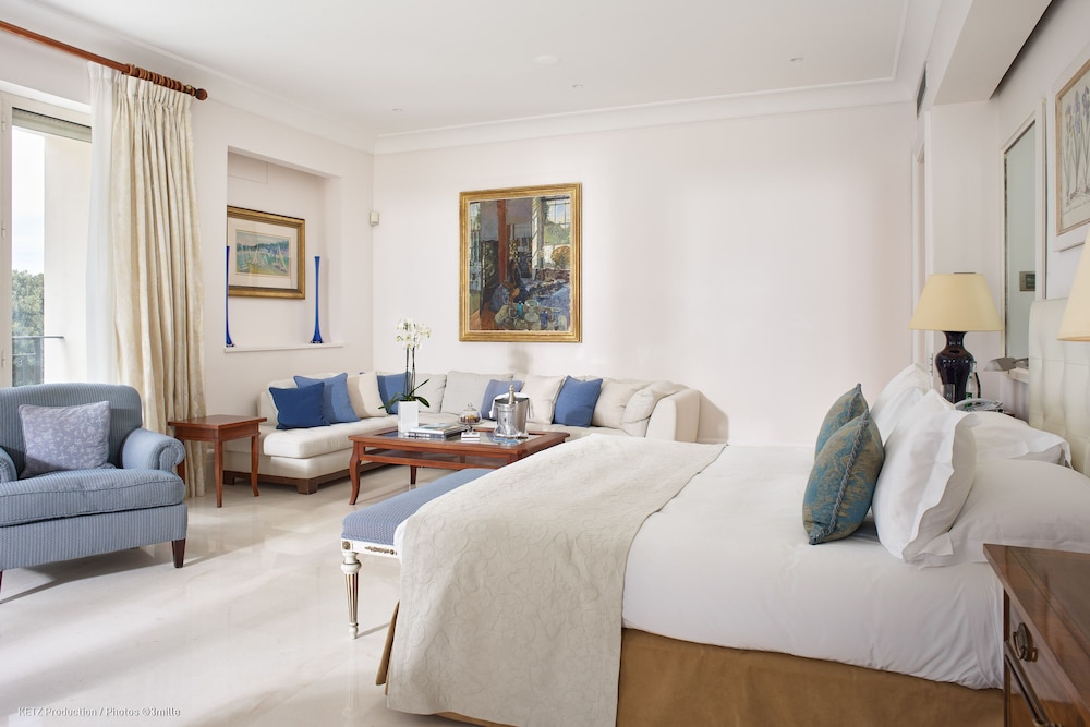 ROYAL, SUITE