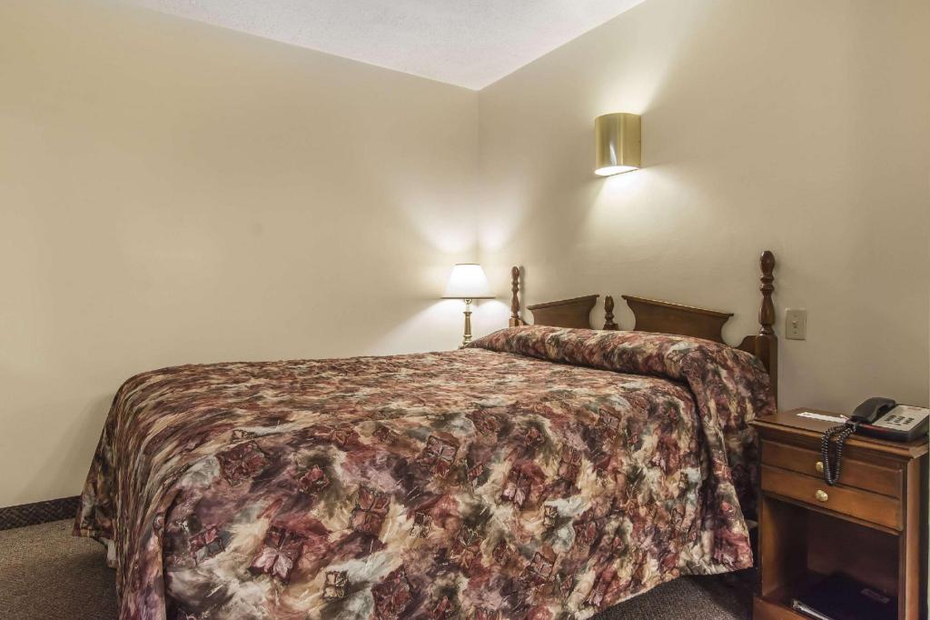 Efficiency, Queen Bed