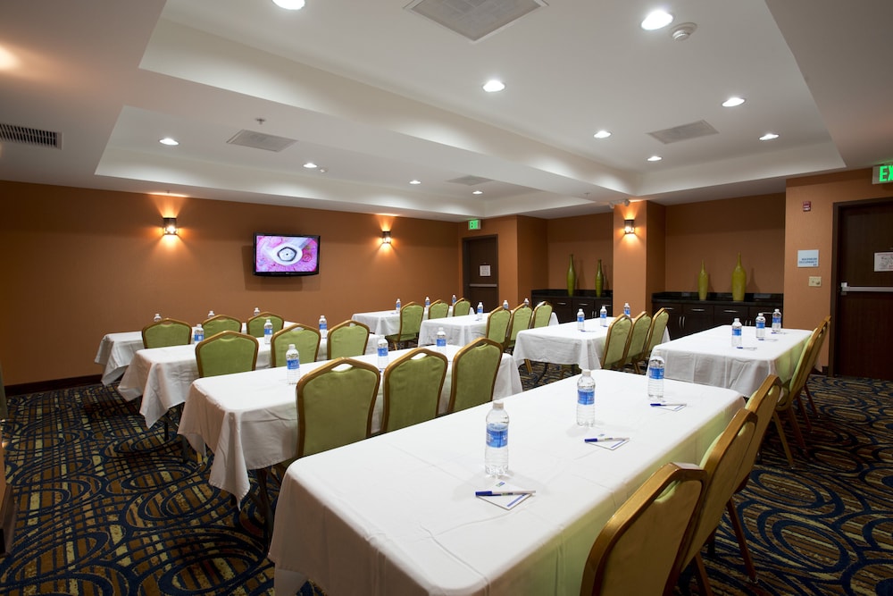 Holiday Inn Express Suites Morrilton 46/53