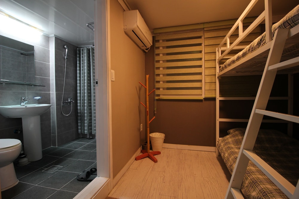 Bunk Guest House - Hostel 70/72