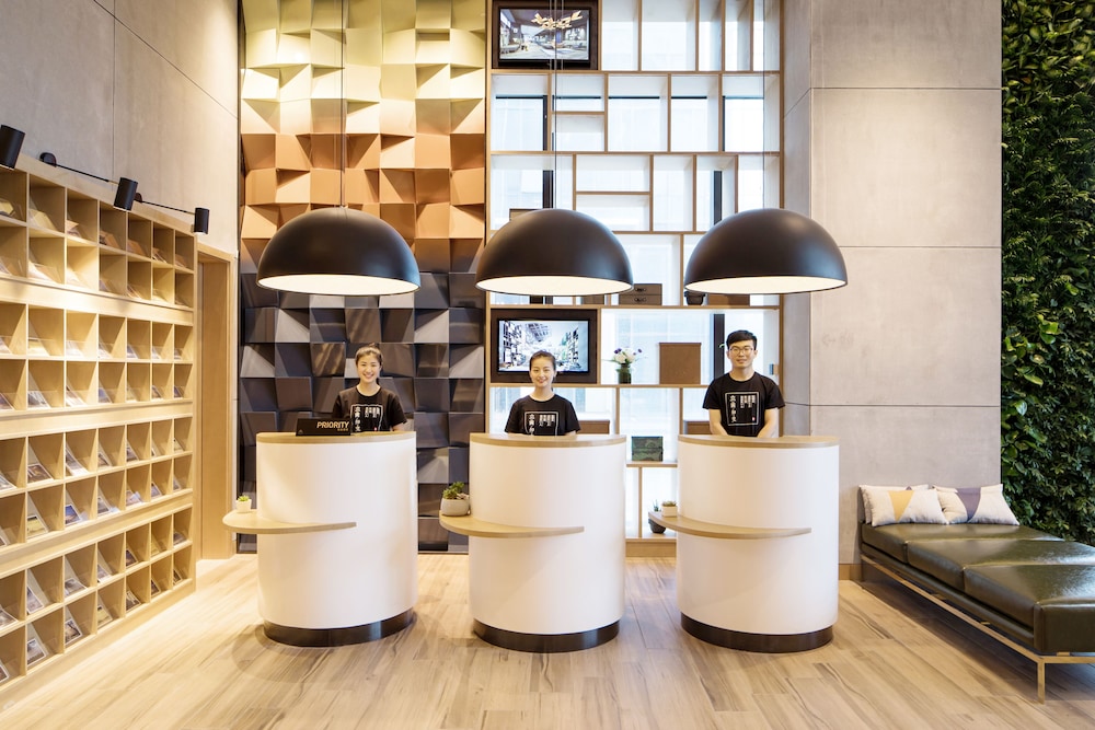 Atour Hotel (Ningbo Airport Yinzhou Avenue) 61/68