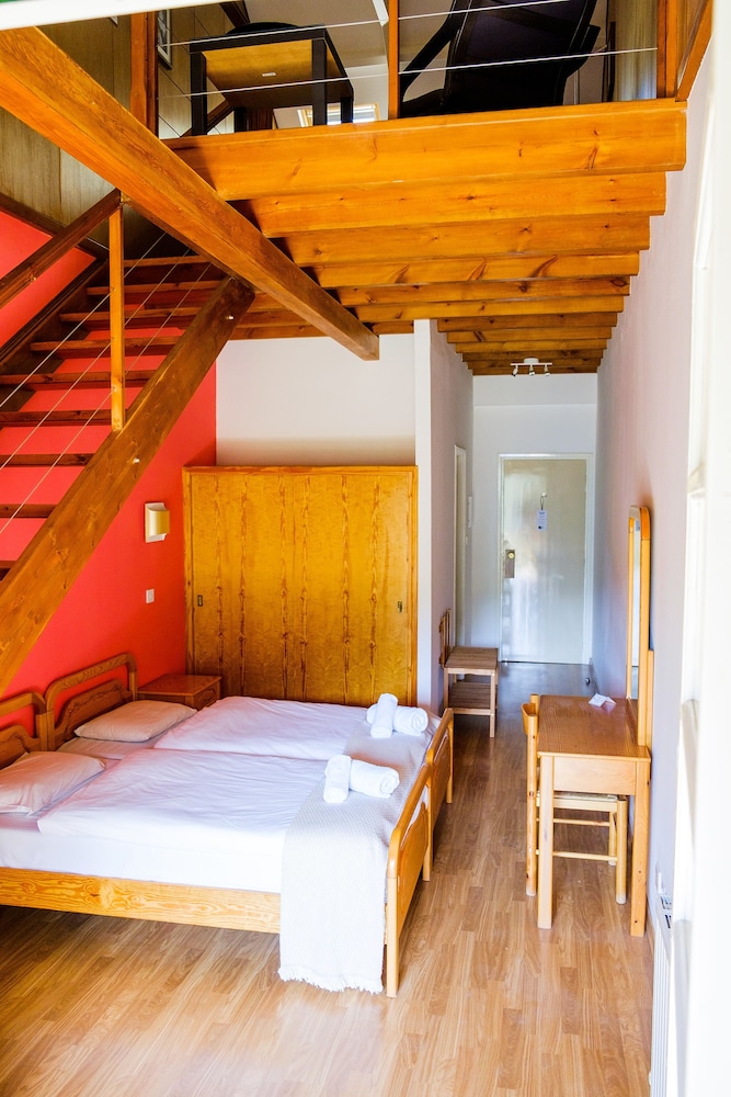New Helvetia Hotel 13/53