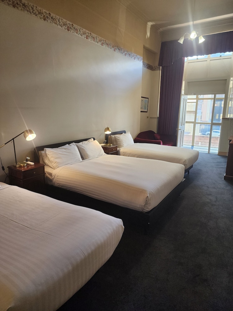 Heritage, Twin Beds, Queen and Twin Beds