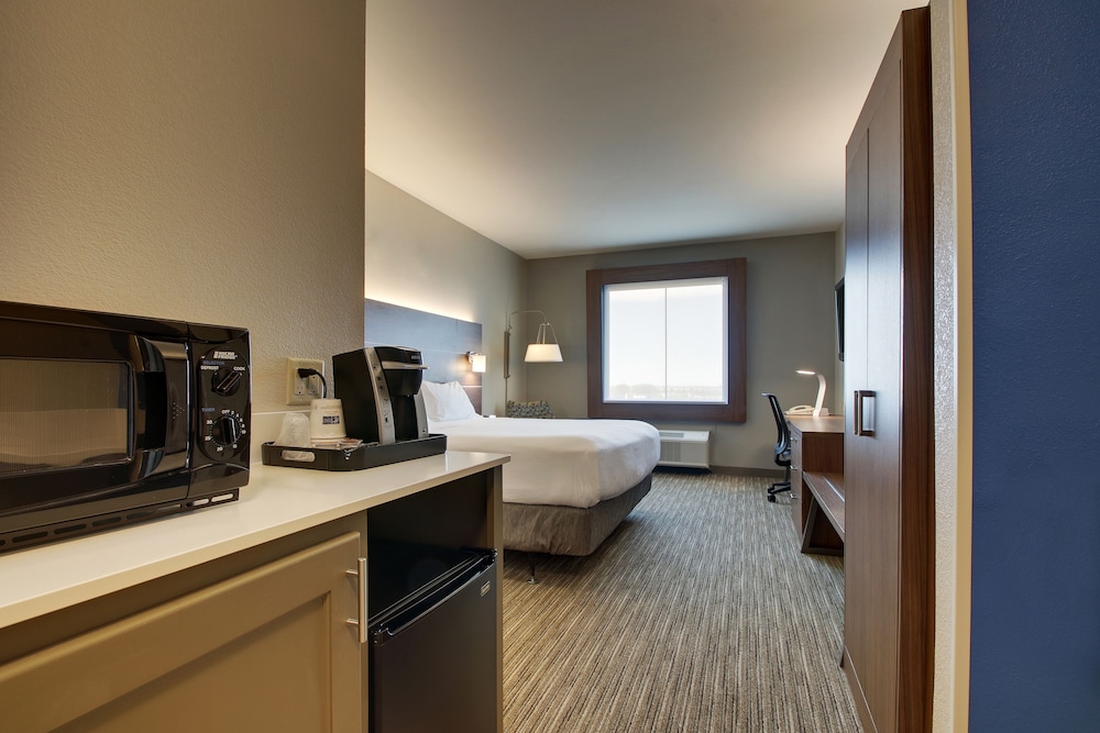 Holiday Inn Express Hotel & Suites Vernon College Area (HWY 287) 45/48