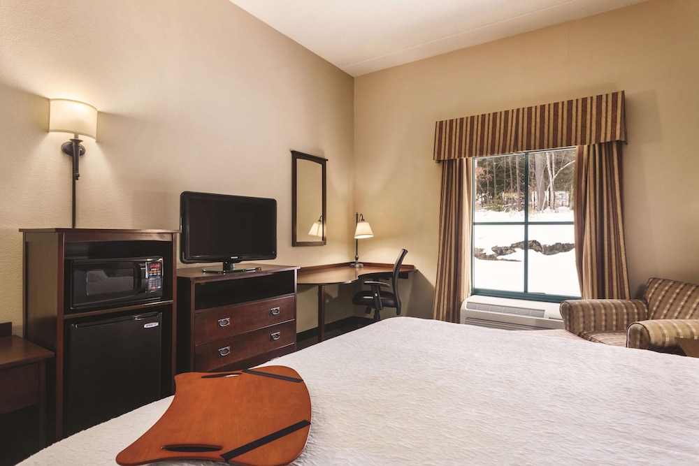 Hampton Inn Suites Lake George 18/61