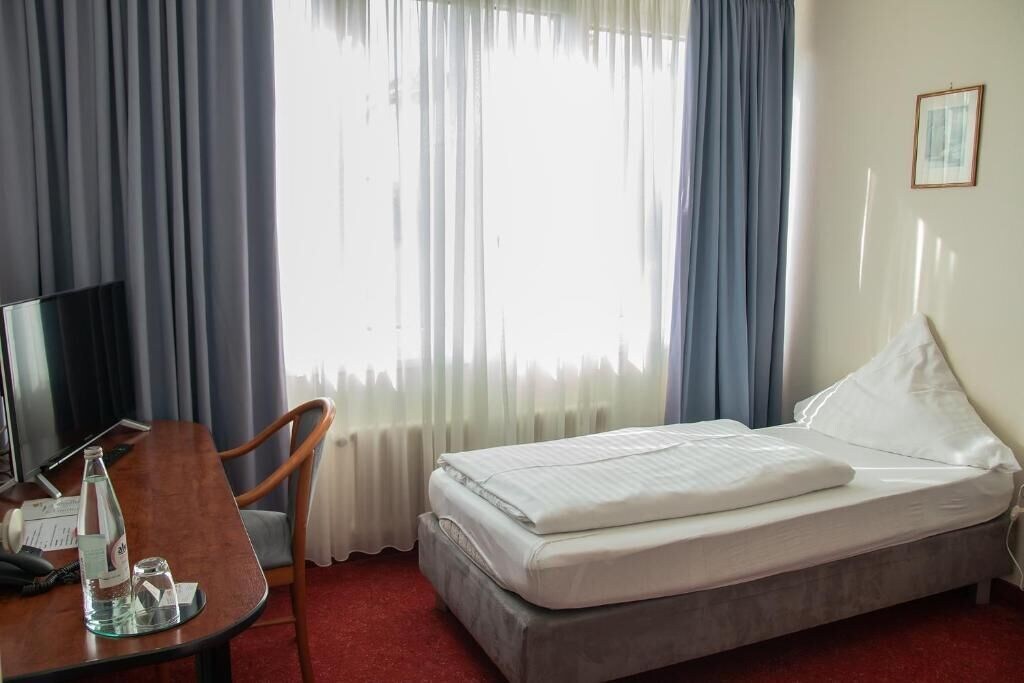 ROOM, SINGLE