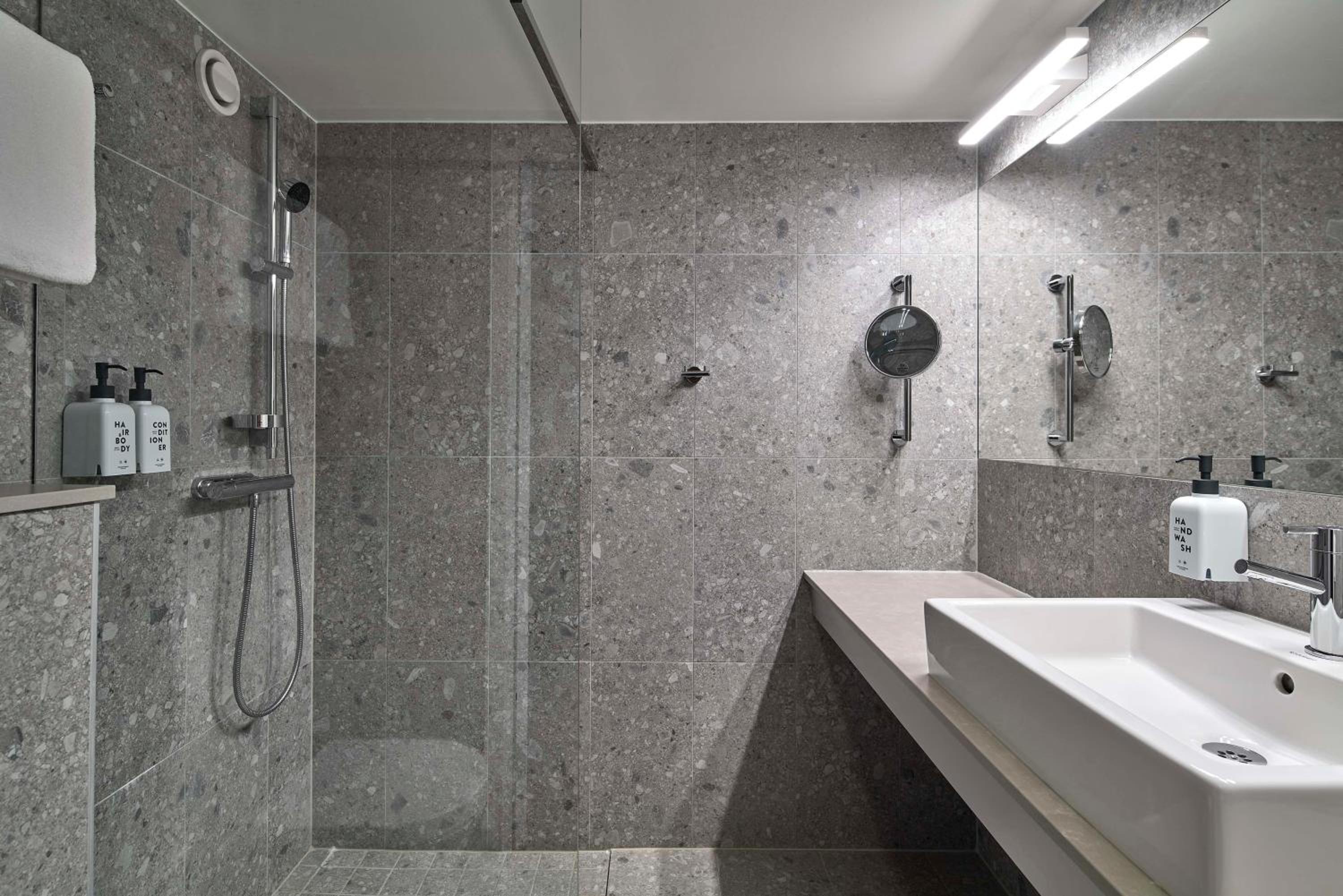 جناح بشرفة في الطابق العلوي، Scandic Crown 4/5