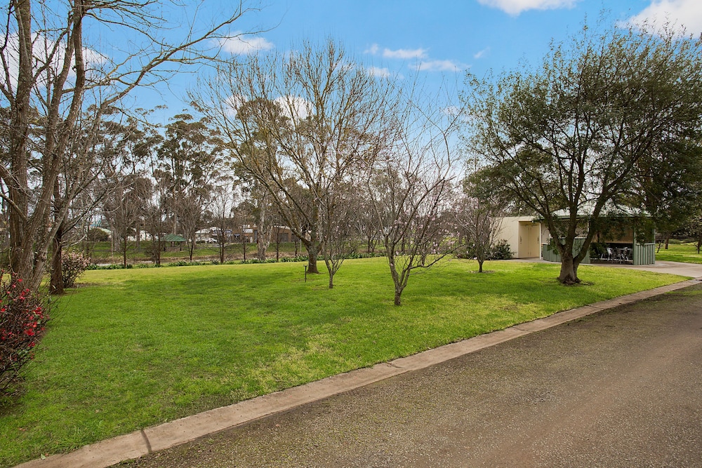 LAKE HAMILTON MOTOR VILLAGE AND CARAVAN PARK 40/50