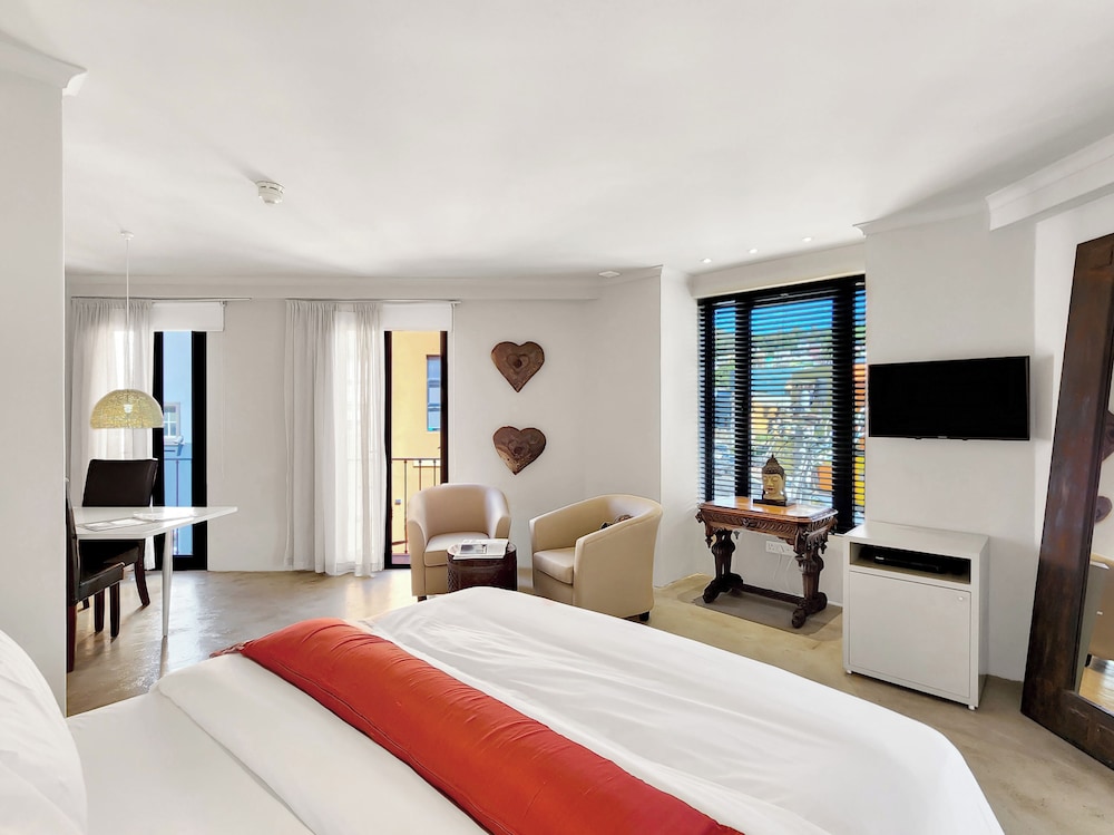 DELUXE, SUITE, BATH AND SHOWER