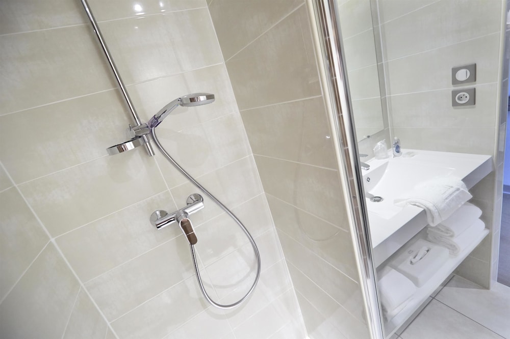 HOTEL KYRIAD SAINT CHELY D'APCHER - AIRE DE LA LOZERE 40/42