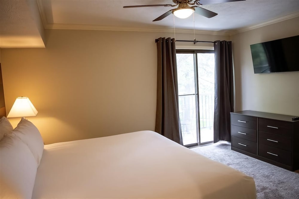 LUXURY, STUDIO, SUITE, KING BED