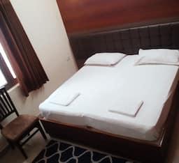 Alka, Basic, Shared Bathroom
