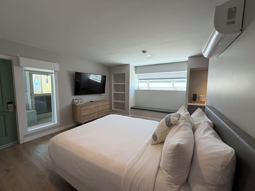 EXCLUSIVE, QUEEN BED, ACCESSIBLE