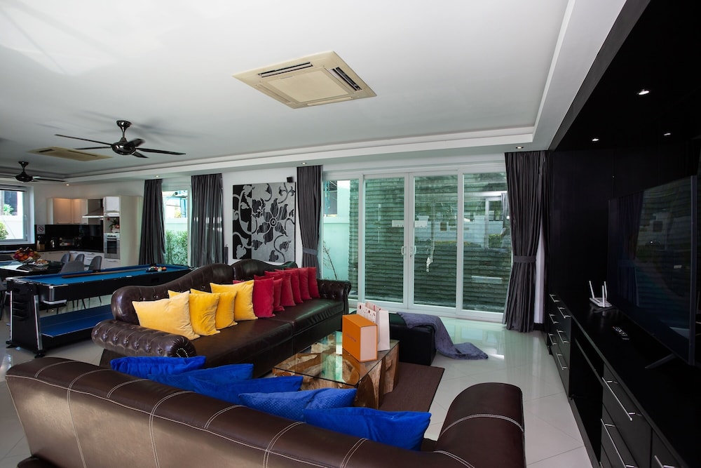 Hollywood Jomtien Beach 31/78