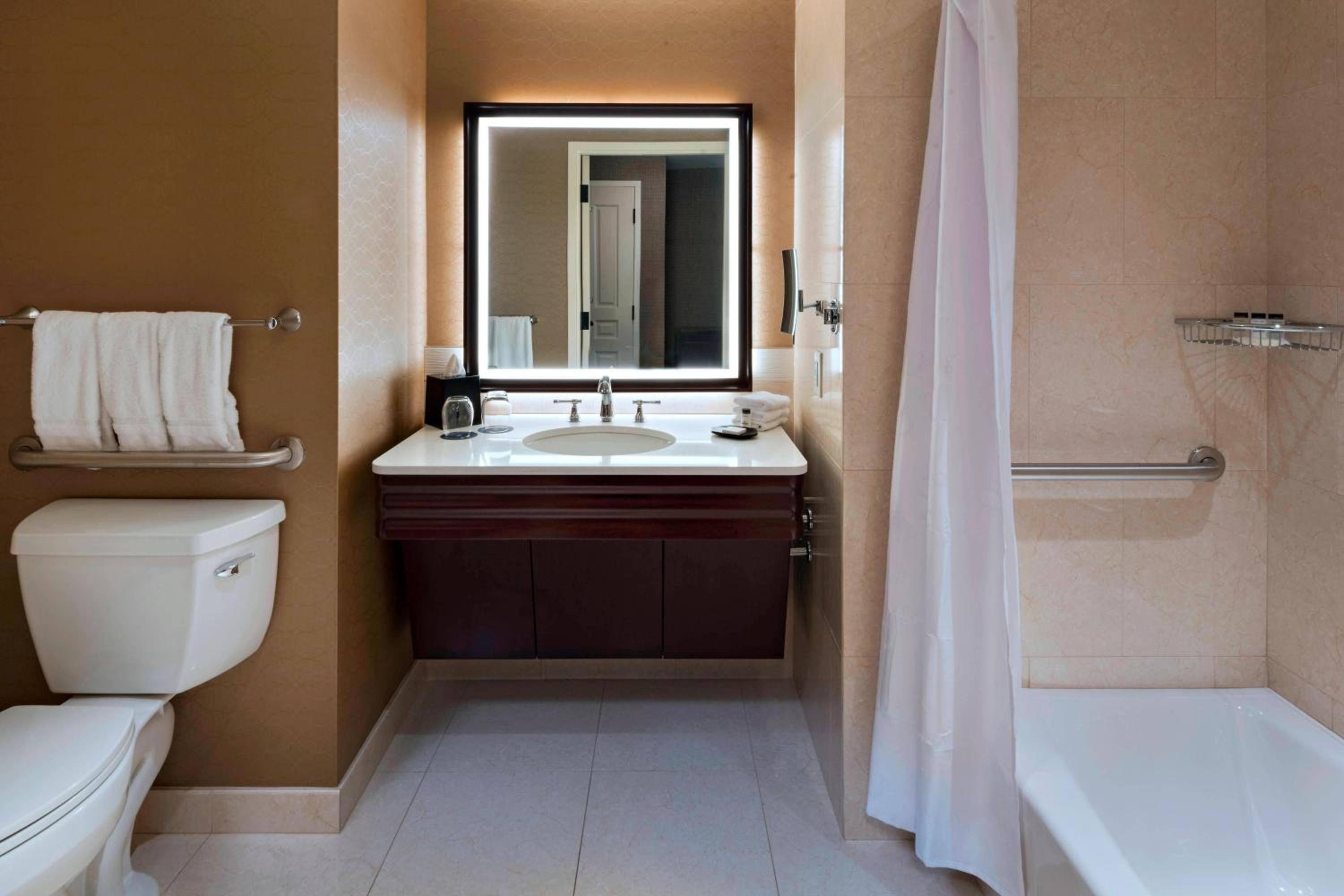 Room, 2 Queen Beds, Pool View, Sheraton Austin Georgetown Hotel Conference Center 15/17