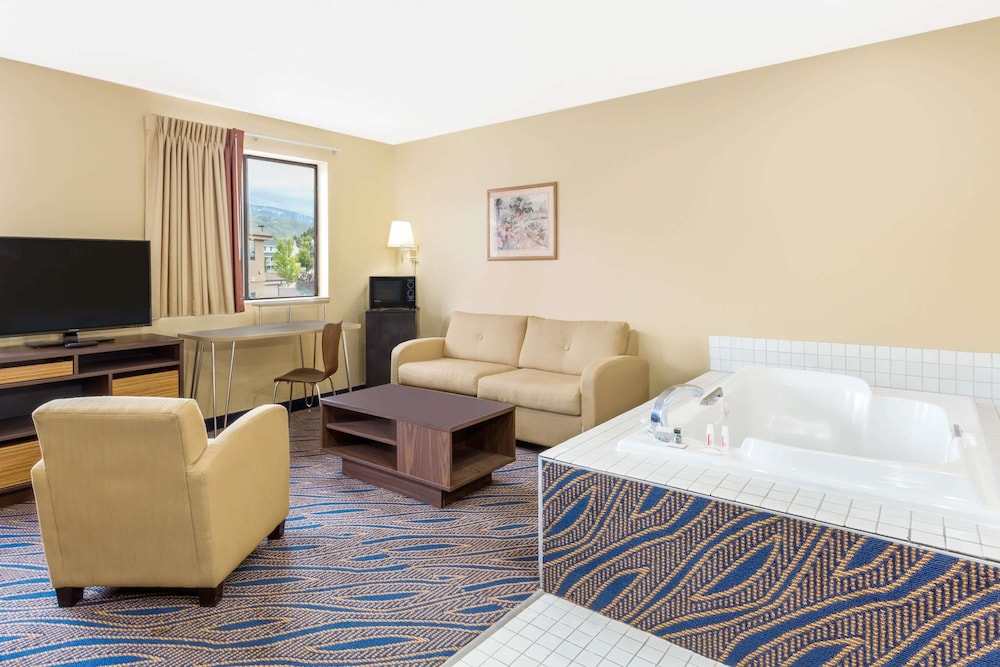 Super 8 By Wyndham Cedar City 15/31