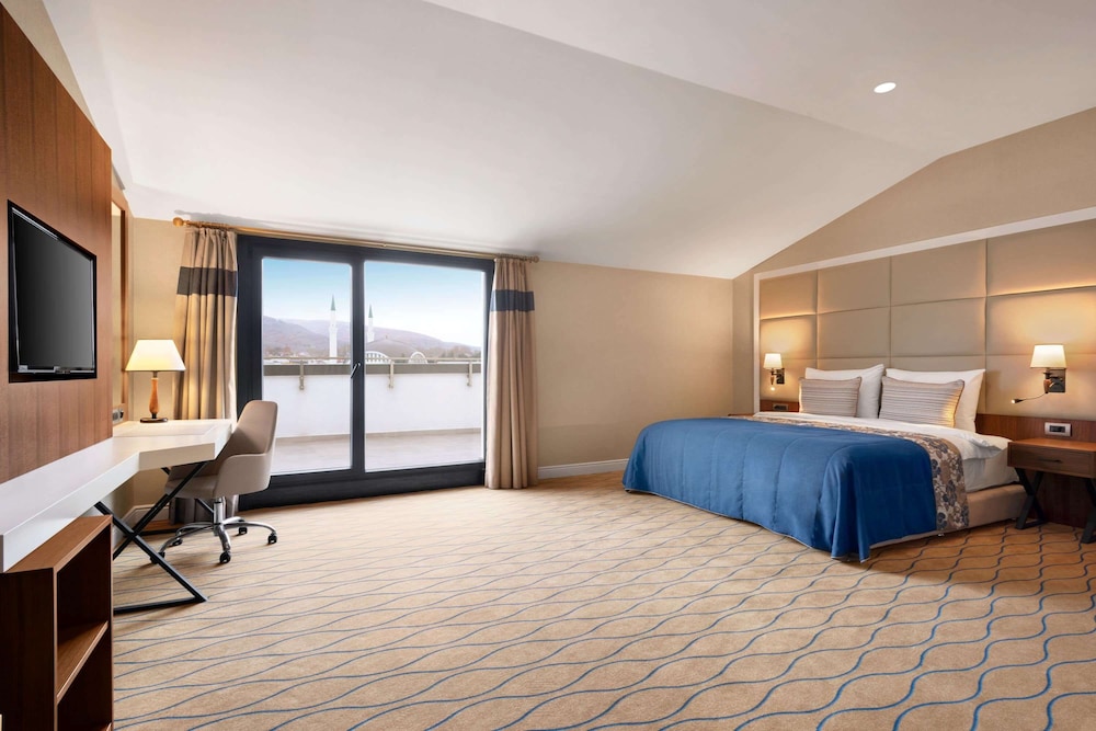 Suite, King Bed, Smoking