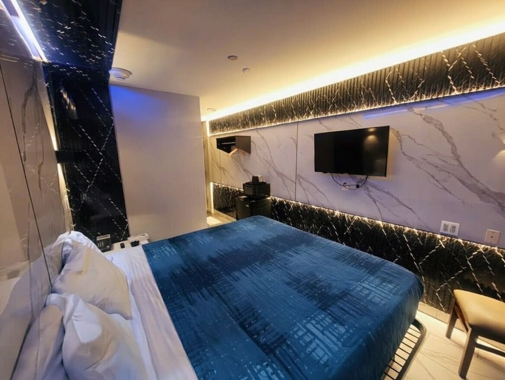 Umbrella Hotel Brooklyn 11/22