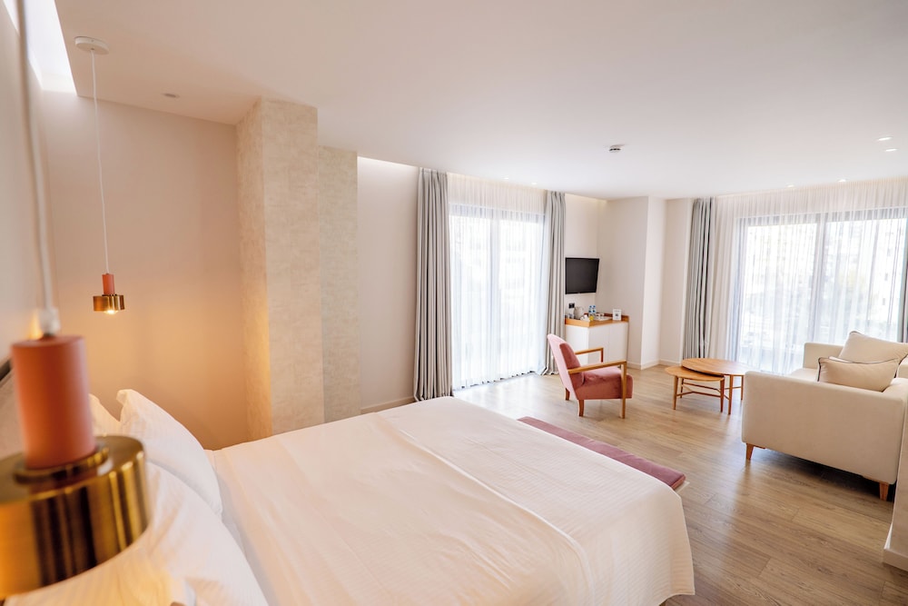 JUNIOR SUITE, PARTIAL SEA VIEW, BALCONY