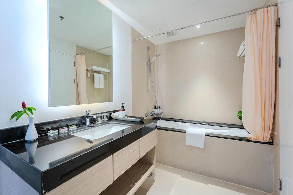 1 Bedroom, Family Suite, King and Queen Bed 8/8