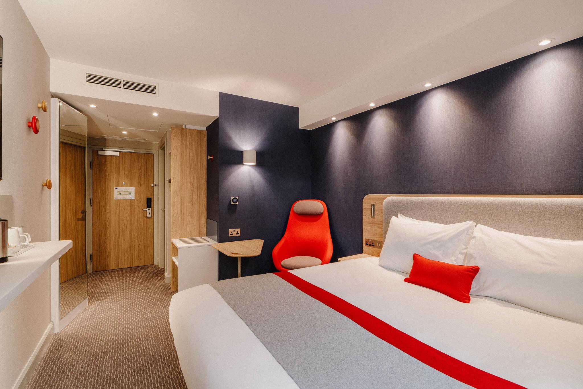 Room, Queen Bed, Holiday Inn Express Liverpool Central an IHG Hotel 2/10