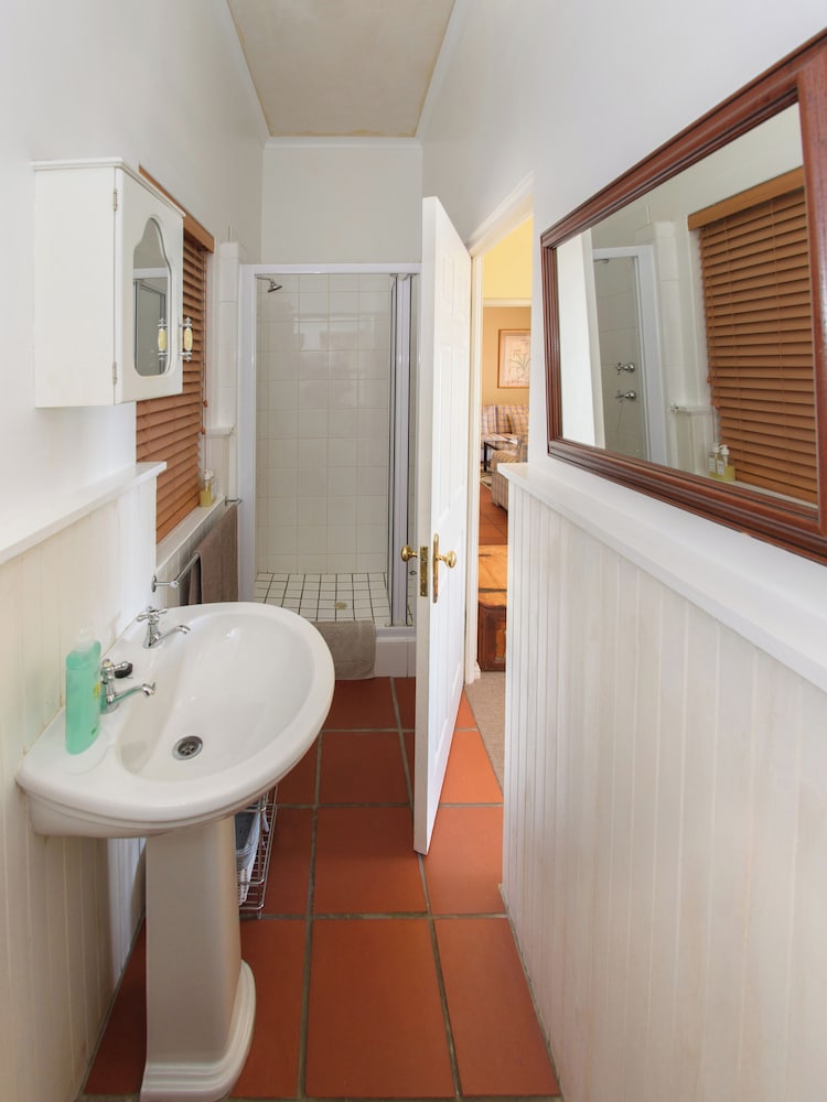Albatross Guest House 67/68