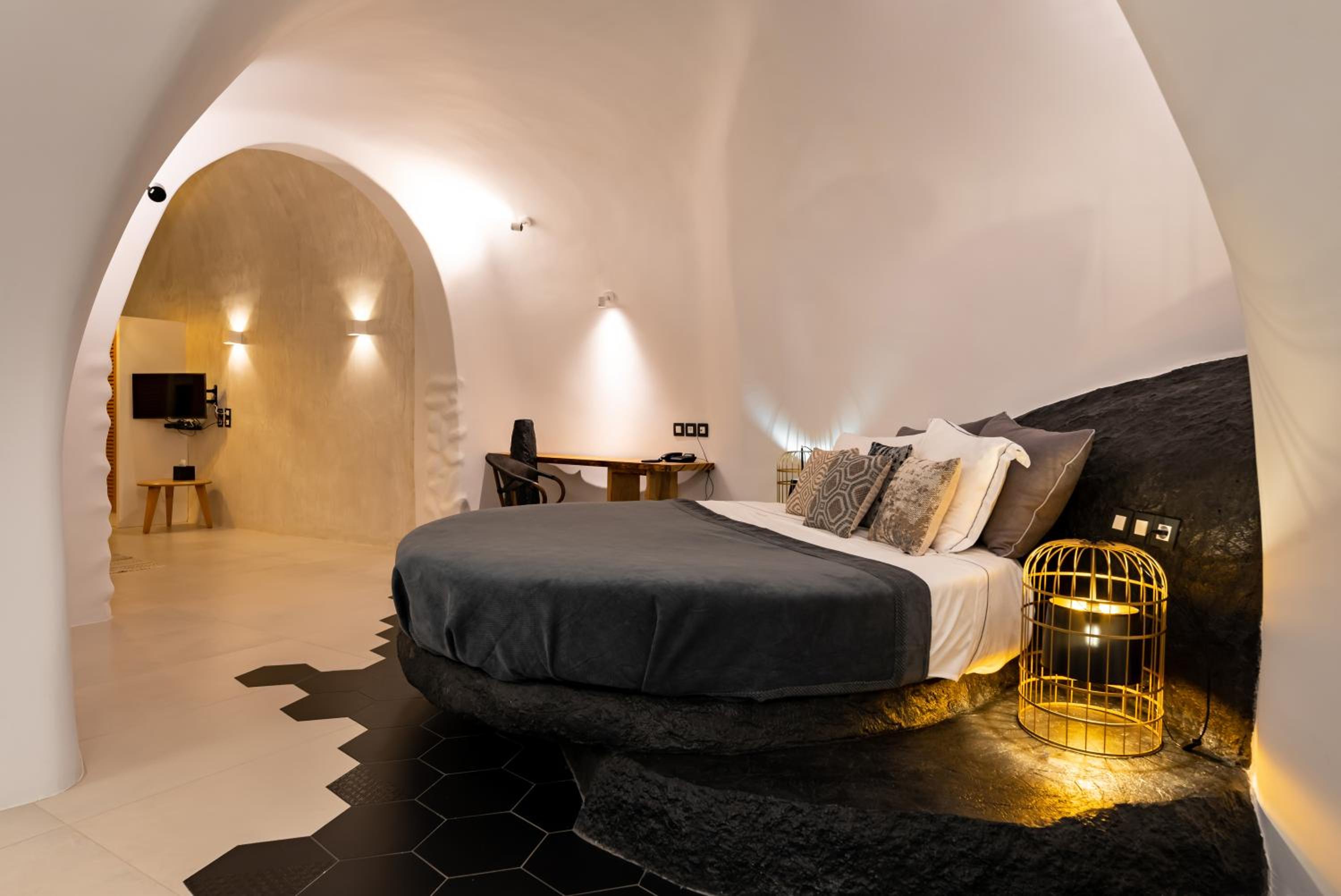 Elegant, Suite, Indoor Jetted Tub، Day Dream Luxury Suites 2/6