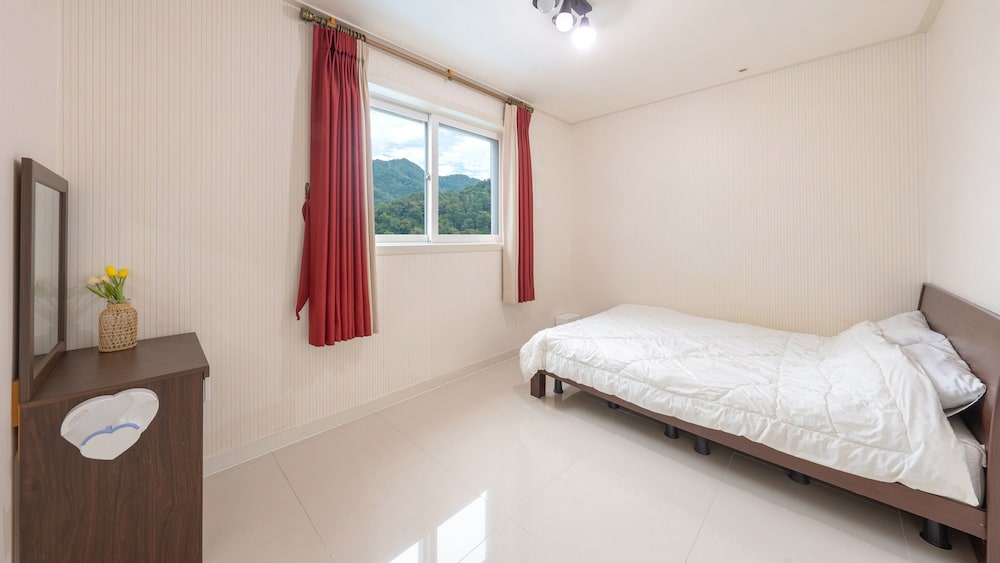 2 Bedrooms, Venice, Spa, Basic, Futon Bed, 1 Queen and 1 Single Bed