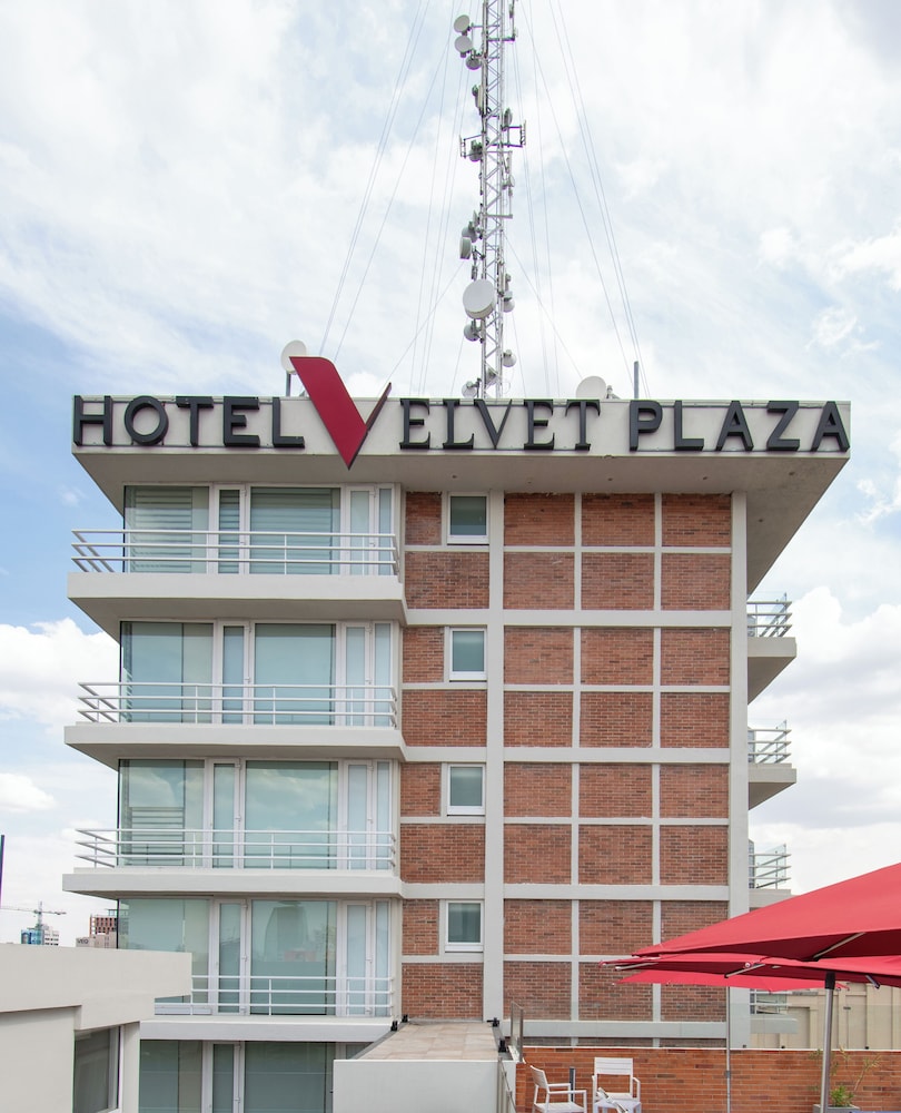 Hotel Velvet Plaza 3/64