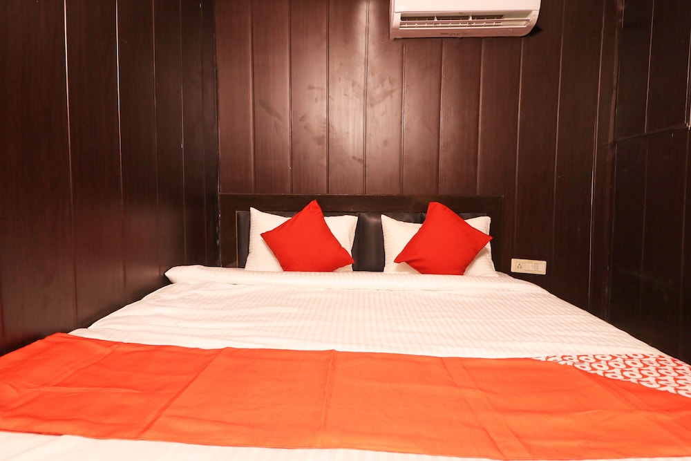 ROOM, DOUBLE OR TWIN BED