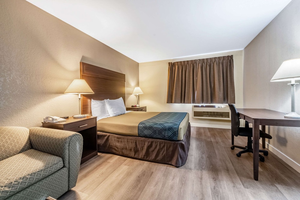 Econo Lodge Washington Harbor 19/30