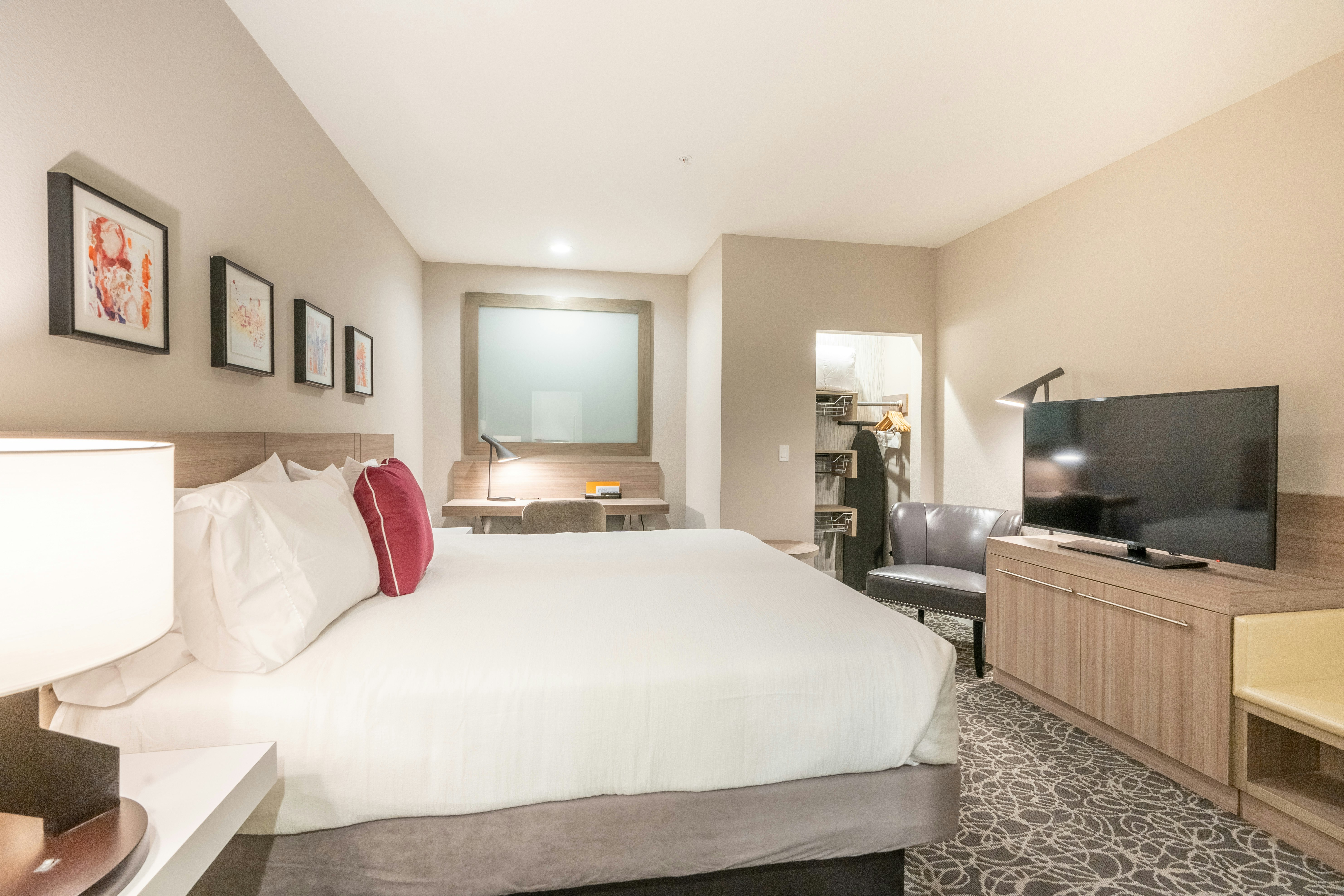 ROOM, KING BED, NO WINDOW