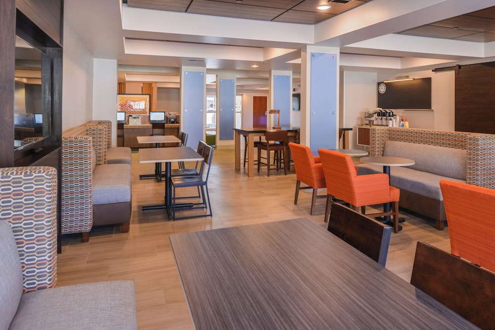 Holiday Inn Express Hotel & Suites Urbana-Champaign(U Of I Area) 55/74