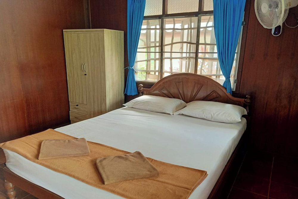 Bungalow, Queen Bed, with Fan، Palm Point Village 3/6