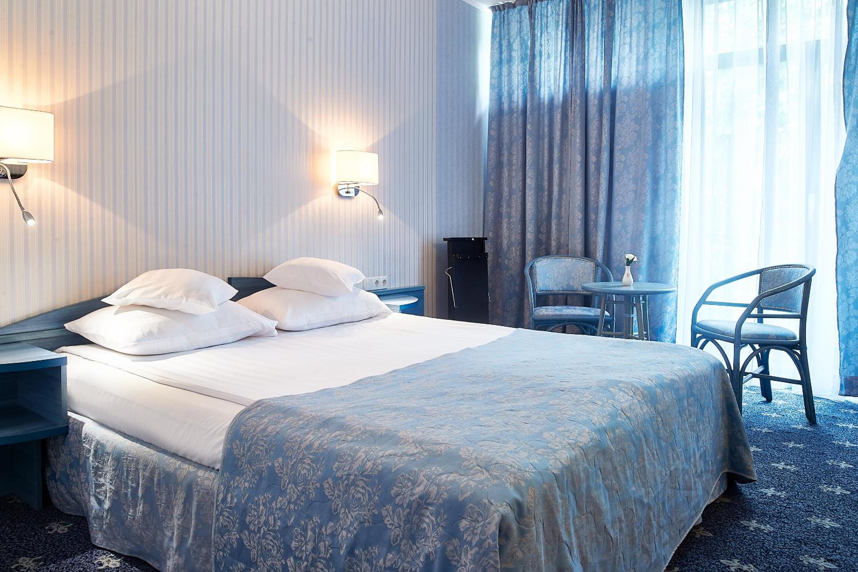 جناح عائلي، Continental Hotel 2/9