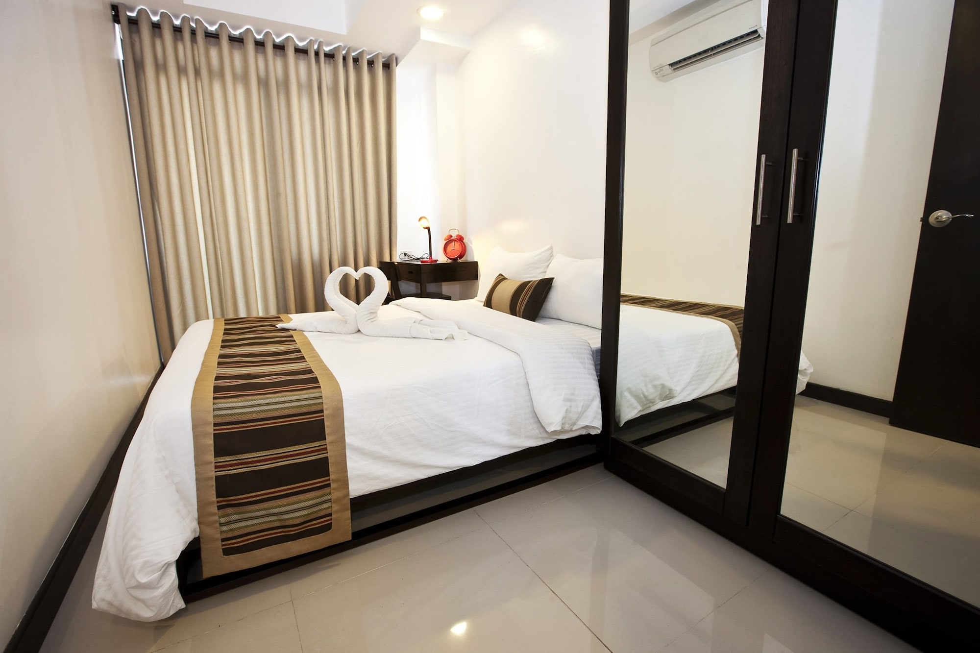 2 BEDROOMS, APARTMENT, 1 QUEEN AND 1 SINGLE BED