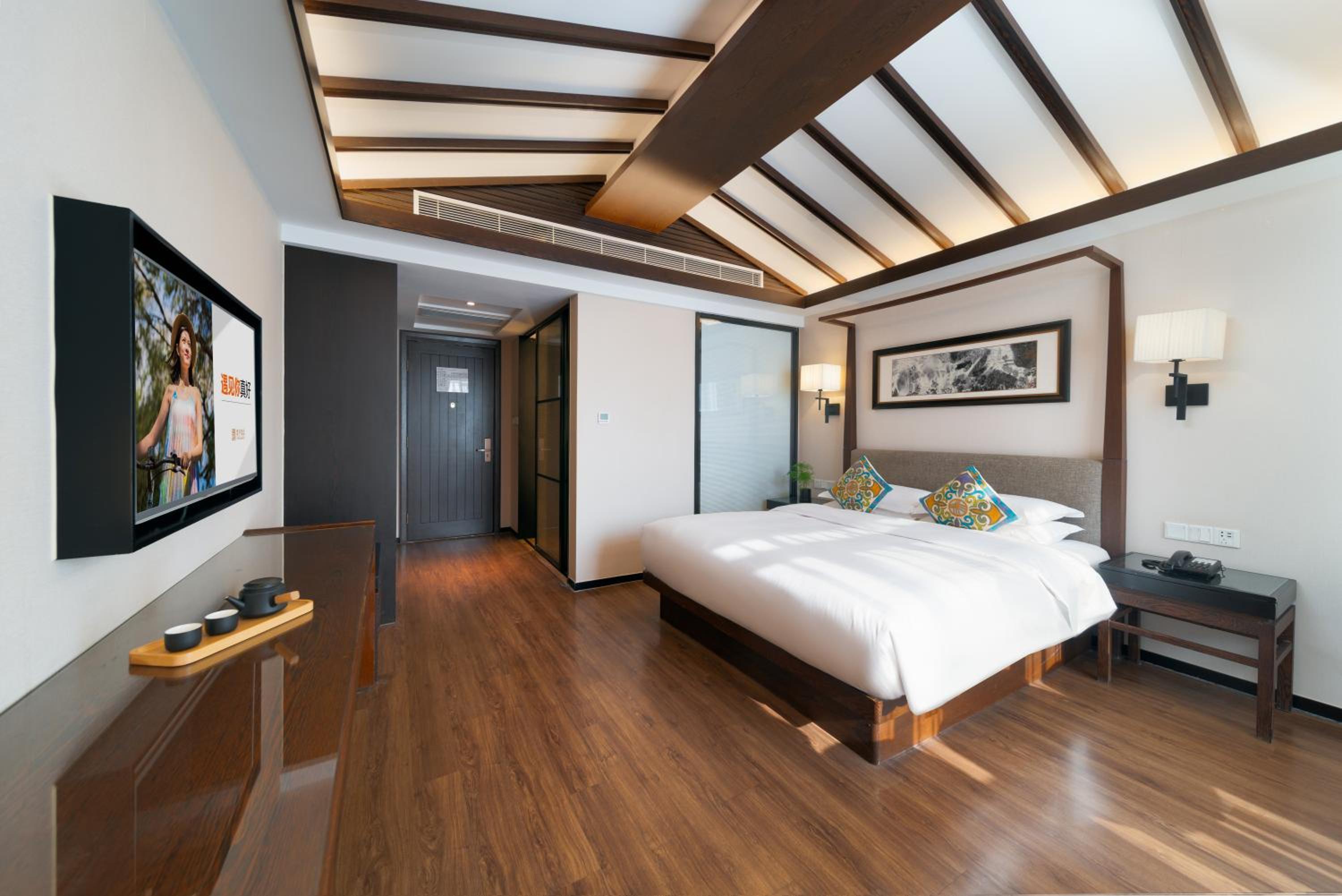 DELUXE ROOM KING BED